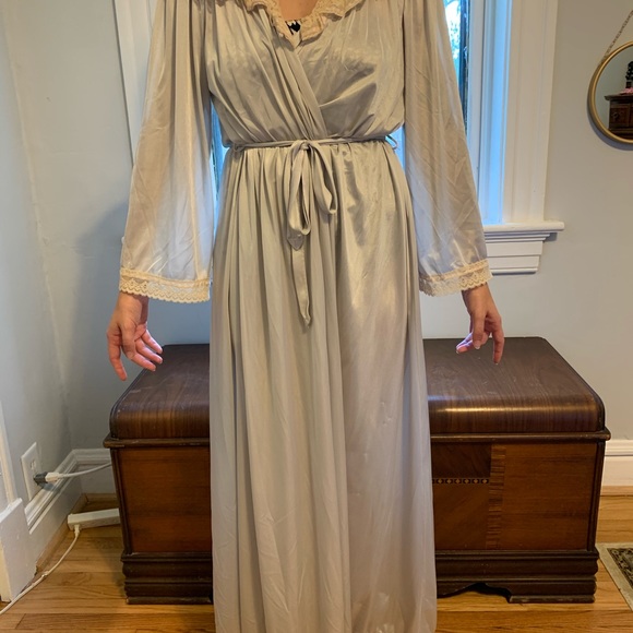 Vintage Robe - Picture 3 of 10